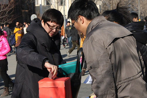 北大师生在各捐助点踊跃捐款