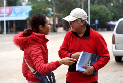 在广西钦州市三娘湾，潘文石（左）在向当地村民询问白海豚有关情况（3月19日摄）。陆波岸 摄