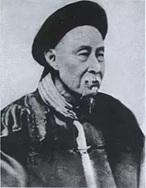 孙家鼐（1827－1909），清末大臣，安徽寿州人。字燮臣，谥号文正，1851年中举人，1859年夺得状元。曾任过湖北学政，与翁同和一起授读光绪皇帝，任内阁学士，工部侍郎。光绪十六年授都察院右都御史、工部尚书，兼顺天府尹。1894年，孙家鼐强烈反对为朝鲜的宗主权与日本开战，和李鸿章“中国不可能打败日本”的见解一致。从而与主战派翁同和对立。甲午战争失败，他提出了变法自强的主张，参加康有为创立的“强学会”，向光绪帝推荐维新派郑观应等的《盛世危言》等书。1898年，以吏部尚书、协办大学士管理京师大学堂。