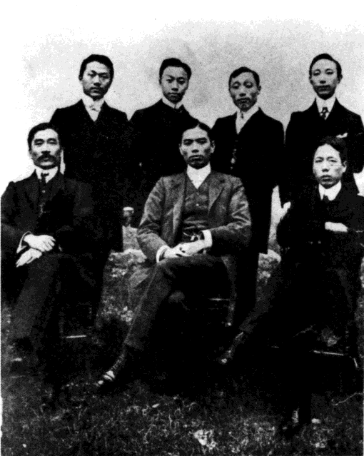 1907年中国化学会欧洲支会在法国巴黎成立时发起人合影，前排右一为俞同奎