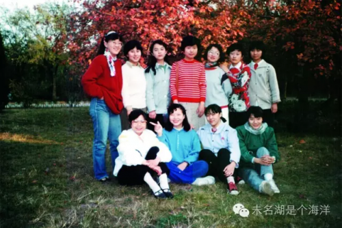 1989年10月，北大中文系87级部分女生于天坛公园合影 前排（从右至左） 谢凌岚，叶英姿，刘颂，刘曼雪 后排（从右至左） 肖永凤，胡兰江，张谦，刘宁，程敏，韩晓征，周静