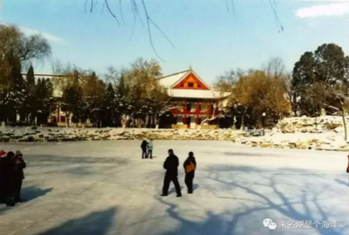 （扫去白雪，就是每年冬天可以溜冰的未名湖，直到凤凰传奇的声音占领了。）